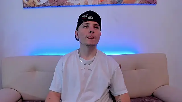 Snapshot of Leoo_Miller chatting on October 29, 2025, 9:25 pm Leoo Miller online show from October 29, 2025, 9:25 pm