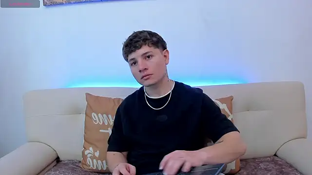 Snapshot of Leoo_Miller chatting on November 1, 2025, 8:03 pm Leoo Miller online show from November 1, 2025, 8:03 pm