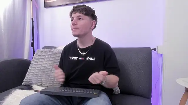 Leoo Miller online show from December 19, 2025, 4:27 am