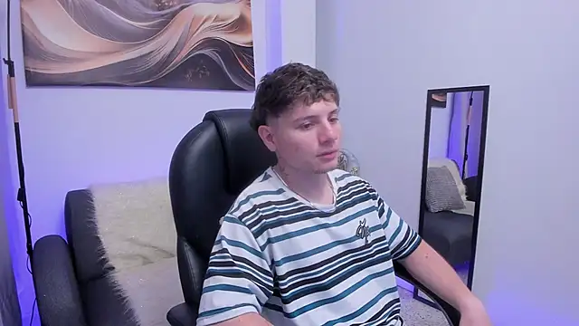 Snapshot of Leoo_Miller chatting on December 17, 2025, 7:46 am Leoo Miller online show from December 17, 2025, 7:46 am