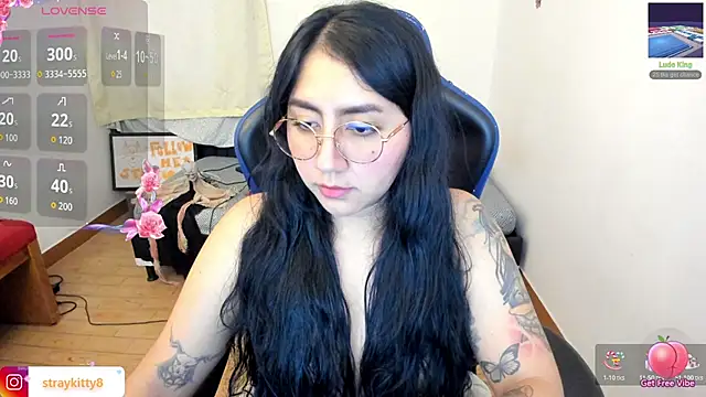 Snapshot of LoveLyy- chatting on December 17, 2025, 6:46 pm LoveLyy- online show from December 17, 2025, 6:46 pm