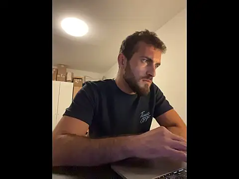 Snapshot of Xhrome98 chatting on October 25, 2025, 9:37 pm Xhrome98 online show from October 25, 2025, 9:37 pm