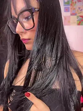 AlannaDollx online show from April 17, 2026, 4:32 pm