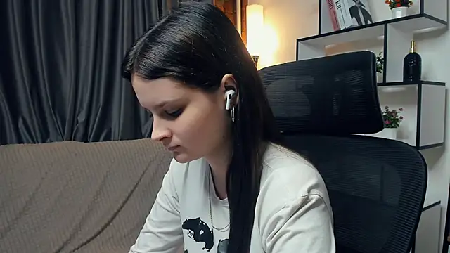 Snapshot of SkyDoll chatting on October 8, 2025, 9:15 pm SkyDoll online show from October 8, 2025, 9:15 pm