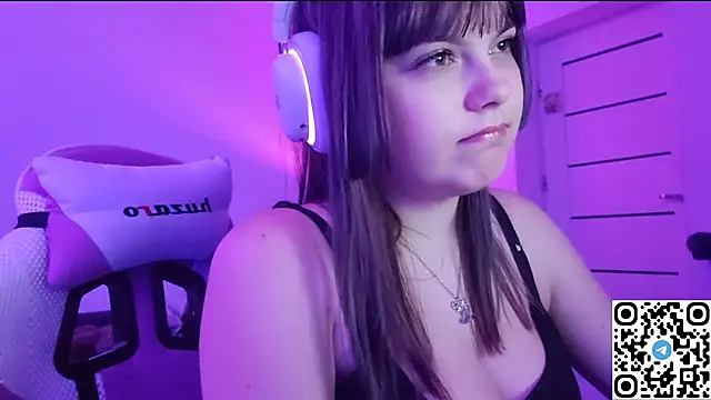 Snapshot of KristiBloom chatting on December 15, 2025, 9:53 pm KristiBloom online show from December 15, 2025, 9:53 pm