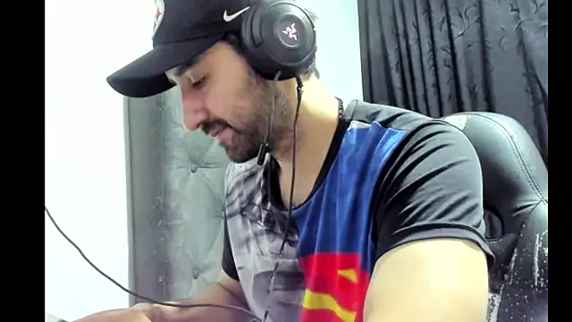 Snapshot of coolfriki chatting on October 27, 2025, 3:18 am coolfriki online show from October 27, 2025, 3:18 am