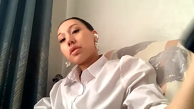 DelphineLanzeta online show from October 17, 2025, 7:55 am