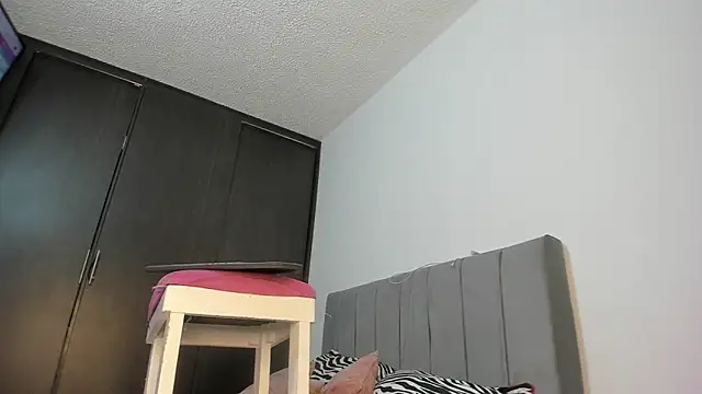 Snapshot of emy_collyns chatting on October 17, 2025, 2:48 am emy collyns online show from October 17, 2025, 2:48 am