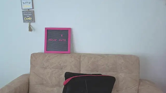 hollycute   online show from December 18, 2025, 7:07 pm