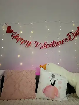 Evarey  online show from February 12, 2026, 6:13 am