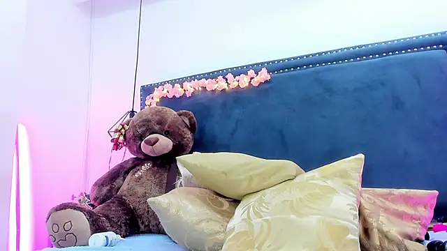 Emma Saylor online show from April 19, 2026, 1:12 pm