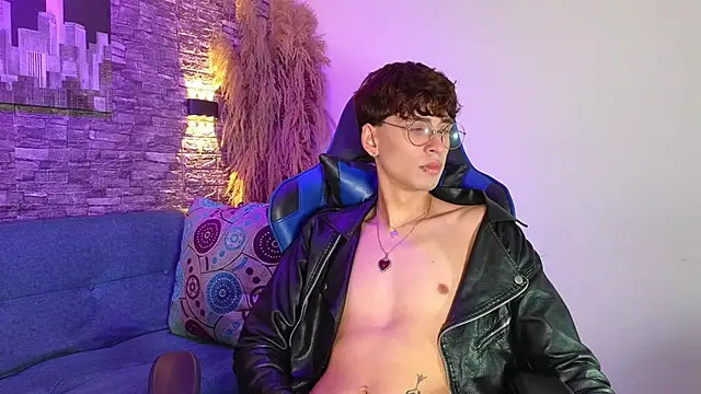 demianmoon online show from October 14, 2025, 2:28 pm