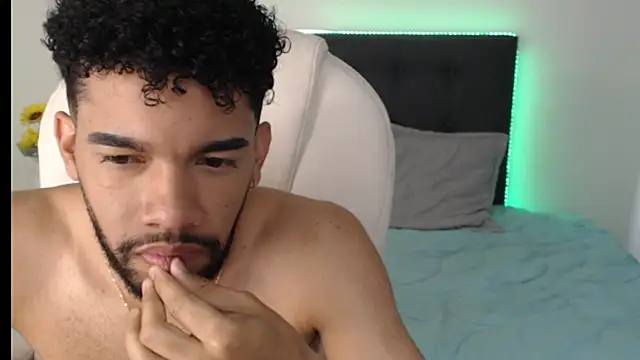 Snapshot of andresnoir_ chatting on October 7, 2025, 2:18 pm andresnoir online show from October 7, 2025, 2:18 pm