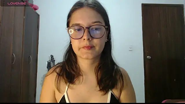 Snapshot of CarlaLorez chatting on May 6, 2026, 2:37 am CarlaLorez online show from May 6, 2026, 2:37 am