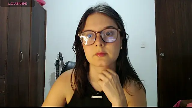 Snapshot of CarlaLorez chatting on May 7, 2026, 11:52 pm CarlaLorez online show from May 7, 2026, 11:52 pm
