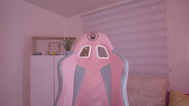 Giia Moretti  online show from November 18, 2025, 8:45 pm