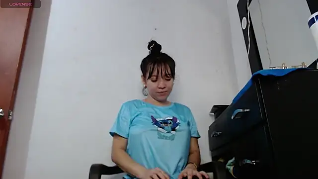 Snapshot of Damara_Rolands- chatting on October 14, 2025, 3:23 pm Damara Rolands- online show from October 14, 2025, 3:23 pm