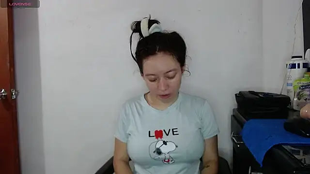 Snapshot of Damara_Rolands- chatting on November 5, 2025, 6:22 pm Damara Rolands- online show from November 5, 2025, 6:22 pm