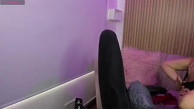 emmy rosse  online show from November 24, 2025, 8:20 pm