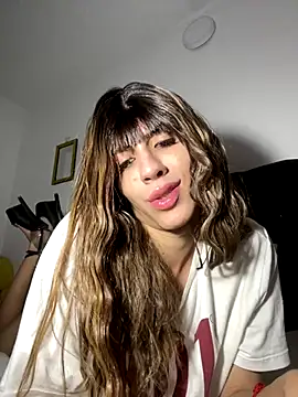 SiaraRealist online show from November 10, 2025, 4:28 am