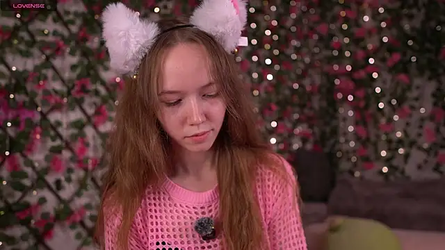 Snapshot of Petite_Polly chatting on December 15, 2025, 6:03 pm Petite Polly online show from December 15, 2025, 6:03 pm