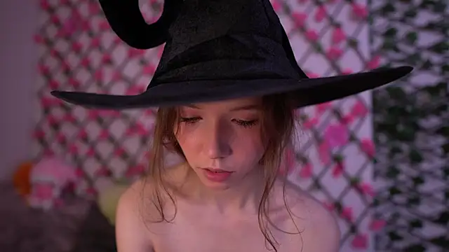 Snapshot of Petite_Polly chatting on October 28, 2025, 6:07 pm Petite Polly online show from October 28, 2025, 6:07 pm