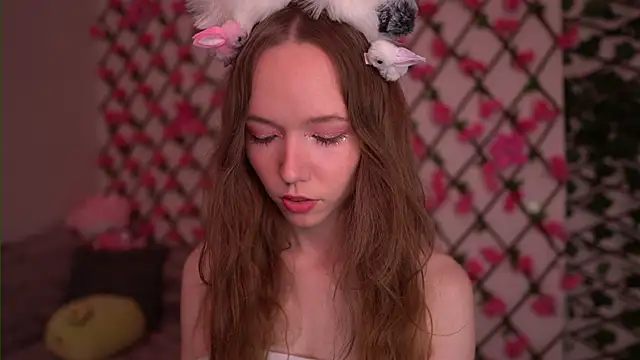 Snapshot of Petite_Polly chatting on October 25, 2025, 6:19 pm Petite Polly online show from October 25, 2025, 6:19 pm