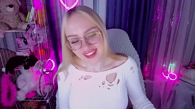 CeaneLino online show from April 19, 2026, 3:57 pm