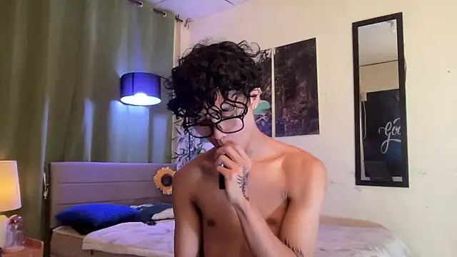 AsianCarl online show from November 9, 2025, 3:27 pm