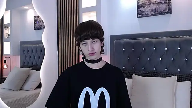 Emo Boy  online show from April 19, 2026, 8:33 pm