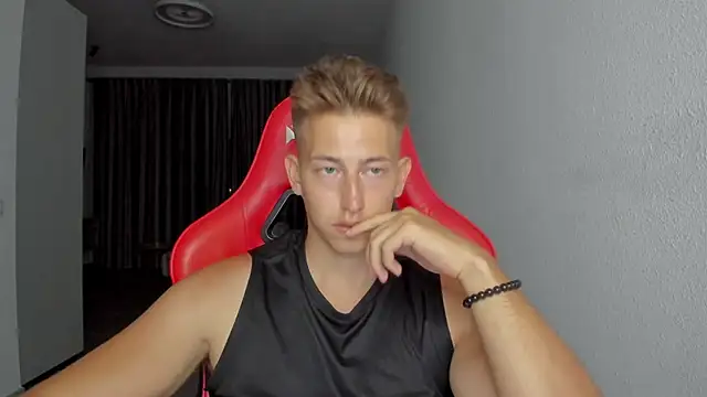 Snapshot of find0m_master chatting on November 2, 2025, 6:46 pm find0m master online show from November 2, 2025, 6:46 pm