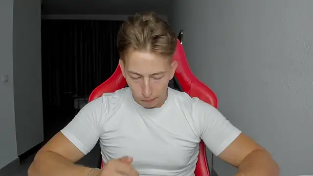 Snapshot of find0m_master chatting on October 22, 2025, 8:30 pm find0m master online show from October 22, 2025, 8:30 pm