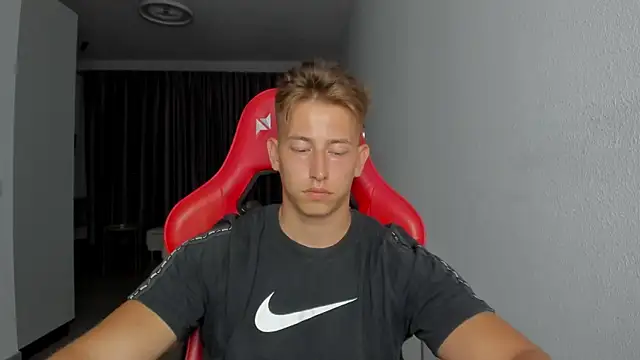 Snapshot of find0m_master chatting on November 3, 2025, 8:45 pm find0m master online show from November 3, 2025, 8:45 pm