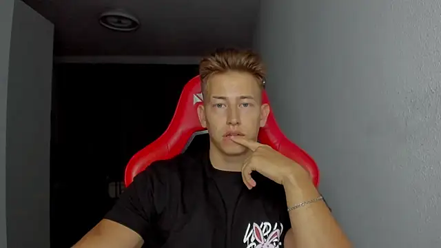 Snapshot of find0m_master chatting on November 23, 2025, 9:47 pm find0m master online show from November 23, 2025, 9:47 pm