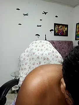 vannesitha25 online show from February 4, 2026, 11:00 pm