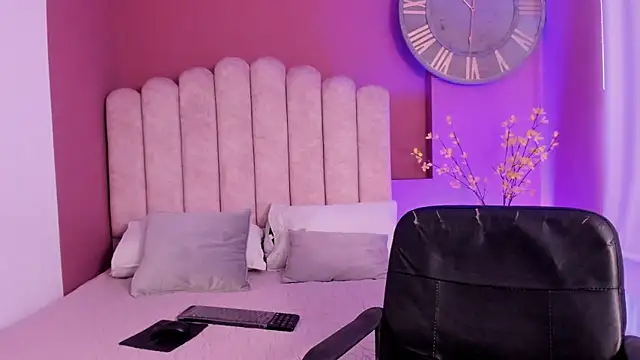 Miaa Adams  online show from January 15, 2026, 7:39 pm