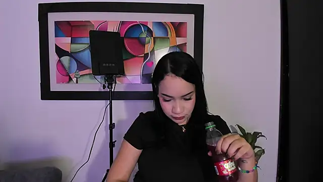 Kari Ruiz  online show from April 20, 2026, 8:10 pm