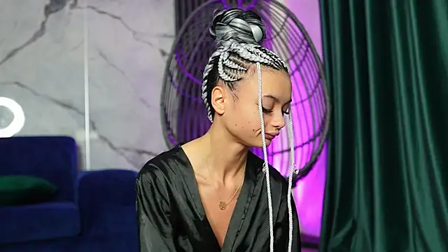 RachelRavee online show from November 1, 2025, 5:25 am