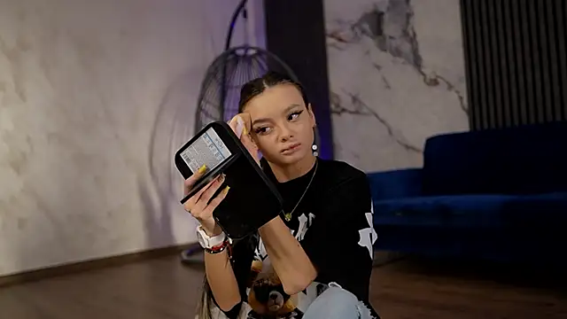 RachelRavee online show from April 17, 2026, 4:15 am