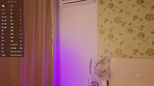 lilliaqueen online show from November 8, 2025, 1:58 pm