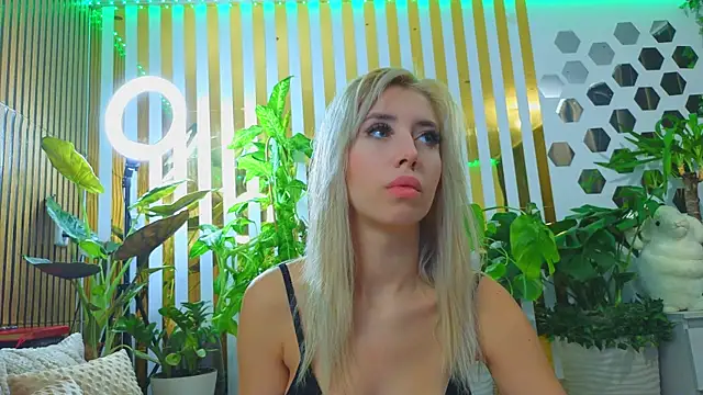Snapshot of Violetttttta chatting on October 21, 2025, 9:14 pm Violetttttta online show from October 21, 2025, 9:14 pm