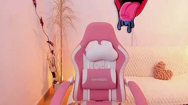 Snapshot of EmmaMyers1 chatting on November 15, 2025, 2:37 am EmmaMyers1 online show from November 15, 2025, 2:37 am