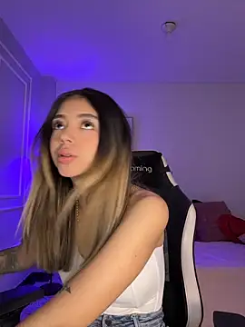 HoneyMollyX online show from April 15, 2026, 1:04 pm