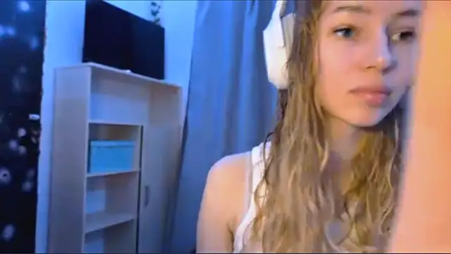 LunaCrave online show from November 4, 2025, 11:03 am