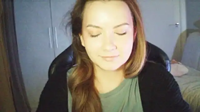 MoodieMira online show from April 12, 2026, 9:18 pm