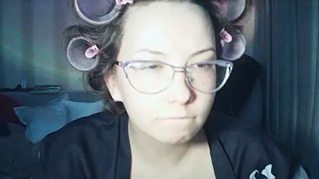 MoodieMira online show from March 27, 2026, 6:53 pm