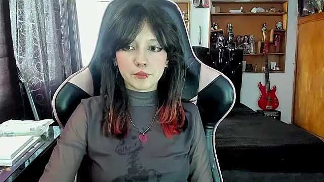 Snapshot of Maki_Zein_ chatting on December 17, 2025, 6:57 pm Maki Zein online show from December 17, 2025, 6:57 pm