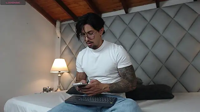 Snapshot of Liam_Espinoza chatting on October 19, 2025, 7:49 pm Liam Espinoza online show from October 19, 2025, 7:49 pm