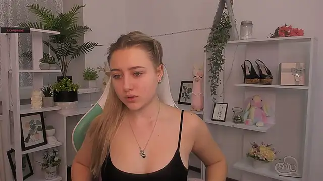 Lulu   Moon online show from December 4, 2025, 7:29 am