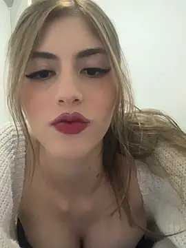 Snapshot of AlessiaLuxx chatting on May 28, 2026, 12:40 am AlessiaLuxx online show from May 28, 2026, 12:40 am
